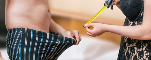 Moteris matuoja vyro nario ilgį